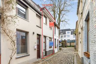 Achter een bescheiden en charmante gevel in de Mussenstraat schuilt dit gezellige maar verrassend ruime huis, ideaal voor wie op zoek is naar comfortabel wonen met een doordachte indeling. Op het gelijkvloers bevindt zich de aangename woonkamer, die in verbinding staat met de open keuken, wat zorgt voor een warme en huiselijke sfeer. Verder beschikt deze verdieping over een slaapkamer met aansluitende badkamer en toilet, wat het huis ook geschikt maakt voor wie graag alles op één niveau heeft. Op de eerste verdieping bevindt zich een veelzijdige ruimte die perfect kan worden ingericht als bureau of polyvalente ruimte, evenals een tweede slaapkamer, een badkamer en een apart toilet. Vanuit deze verdieping is er toegang tot een ruim en aangenaam terras, ideaal om in alle rust buiten te genieten. De bovenste verdieping beschikt over een derde volwaardige slaapkamer en een aparte badkamer met toilet, wat zorgt voor extra privacy en comfort. Dankzij de slimme indeling, de aangename volumes en de centrale maar rustige ligging is dit huis uitermate geschikt voor co-housing of een klein gezin dat op zoek is naar een gezellige woning met meer ruimte dan de gevel doet vermoeden. In de straat zijn bovendien parkeermogelijkheden voorzien voor bewoners met een bewonerskaart. Voor bijkomende informatie of een bezoek ter plaatse kan u terecht bij HOMIÉS, an eye for immo via 016 22 82 22 of info@homies.be.<br /> 