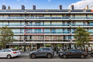 In het bruisende centrum van Ninove vindt u dit goed onderhouden en instapklare appartement, ideaal gelegen met zicht op Ninia Shopping. Dankzij de centrale ligging geniet u hier van alle comfort, winkels, horeca en openbaar vervoer op wandelafstand.<br /><br />Bij het betreden van het appartement komt u binnen via een aangename en praktisch ingedeelde inkomhal. Deze geeft toegang tot de lichtrijke leefruimte, waar grote raampartijen zorgen voor een ruimtelijk gevoel. Aansluitend bevindt zich de ingerichte keuken, voorzien van een extra bergplaats met ingemaakte kasten.<br /><br />Verder beschikt het appartement over twee comfortabele slaapkamers, een apart toilet en een badkamer. Zowel aan de voor- als achterzijde is er een terras aanwezig, waardoor u op elk moment van de dag van een aangename buitenruimte kunt genieten. Bovendien is er op de zolderverdieping nog een ruime private berging voorzien.<br /><br />Ook energetisch scoort dit appartement bijzonder goed met een gunstig EPC-label B van 128 kWh/m². Daarnaast is het appartement asbestveilig, uitgerust met centrale verwarming op aardgas en voorzien van dubbele beglazing.<br /><br />De ligging is zonder twijfel een grote troef: recht tegenover Ninia Shopping, vlak bij tal van winkels, diensten en openbaar vervoer. Het stadspark bevindt zich op slechts 400 meter en het station van Ninove op amper 800 meter.<br /><br />Een ideaal appartement voor wie comfortabel, centraal en zorgeloos wil wonen op een toplocatie in Ninove.<br />Voor meer informatie of een bezoek ter plaatse, contacteer ons via 054 23 53 83 of info@localsvastgoed.be.