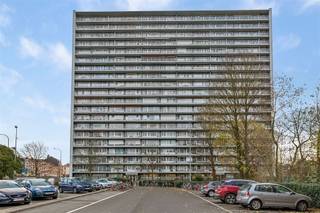 Cozy apartment on the 9th floor of a large building at the edge of Leuven city center.The apartment building is located near the Naamse Poort,...