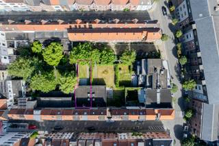 <p>Nabij het centrum van Gent, omgeving Coupure, vinden we dit tweeslaapkamer appartement met tuin en ondergrondse staanplaats. Het appartement is vlot bereikbaar en is gelegen in de onmiddellijke nabijheid van het openbaar vervoer, belangrijke invalswegen, buurtwinkels en dit op wandelafstand van het historische stadscentrum. De indeling is als volgt: inkom, gastentoilet, berging, leefruimte met open keuken, badkamer, 2 slaapkamers. <br /><br />De maandelijkse huurprijs bedraagt 1.200 euro, te vermeerderen met 50 euro/maand voor de vaste kosten. EGW niet inbegrepen. EPC label B (141 kWh/(m2 jaar) )<br /><br />Handig om weten: na het ondergronds parkeren kan u via een privatieve trap rechtstreeks de tuin van het appartement betreden. <br /><br />Bezoek mogelijk na afspraak met Serge van Center Office via 0485/61 59 22</p>