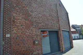 Deze multifunctionele loft bestaat uit: gelijkvloers met één grote open ruimte, 1e toilet, garage, 1e verdieping met: ingerichte keuken<br />(met fornuis, oven en frigo met vriesvak), 2e open ruimte waar mogelijkheid is om een bed te zetten, badkamer (met dubbele lavabo en douche) en<br />2e toilet. Het pand is geschikt voor maximum 2 personen.<br />Er is GEEN terras en/of tuin bij dit pand. Er is een ruime parking vlakbij.<br />Het pand is vrij vanaf 1 september 2026.