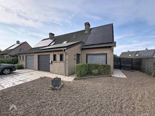 <p>Instapklare halfopen bebouwing gelegen in een rustige doodlopende straat, nabij winkels, scholen, sportvoorzieningen en openbaar vervoer. De woning omvat een inkomhal met apart gastentoilet, een lichtrijke leefruimte met gezellige zit- en eethoek en een praktische leefkeuken voorzien van alle comfort. Zowel de leefruimte als de keuken bieden toegang tot het terras en de zongerichte, volledig afgesloten tuin met tuinhuis en extra buitenberging. Verder beschikt de woning over een garage en oprit. Op de verdieping bevinden zich drie ruime slaapkamers, een vernieuwde badkamer voorzien van een inloopdouche, ligbad, lavabomeubel en toilet. Via een trapgat is de geïsoleerde zolder bereikbaar, die gebruikt kan worden als extra bergruimte.</p>
<p>Extra troeven:</p>
<ul>
<li>Energiezuinig</li>
<li>32 zonnepanelen en thuisbatterij</li>
<li>Airco’s aanwezig in de slaapkamers</li>
<li>Geïsoleerde zolder</li>
<li>Dubbele beglazing en nieuwe Veluxramen</li>
<li>Conforme elektriciteit</li>
<li>Regenwaterput van 5.000 liter</li>
<li>Vernieuwde badkamer en trap</li>
<li>Video- en parlofonie</li>
<li>Volledig afgesloten zongerichte tuin</li>
<li>Rustige ligging in een doodlopende straat</li>
</ul>
<p>Deze woning is te koop ZONDER makelaar via het concept van Smart Houses! Wenst u verdere inlichtingen of een bezoek? Contacteer rechtstreeks de eigenaar via +32496464824</p>