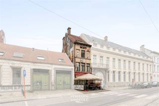 <p><span>Handelspand in hartje Gent<br /></span><span>In de Lange Steenstraat aan de rand van het Patershol en op een boogscheut van het Gravensteen, wacht een unieke handelskans: momenteel Café Folklore. <br />Al decennialang een iconisch café, een vaste halte tijdens toeristische rondleidingen en een begrip voor Gentenaars en bezoekers.<br />Ideaal gelegen voor de realisatie van uw handelsdroom!<br /><br />Troef: vrij van brouwer<br /><br /></span><span>Horecagedeelte: Café Folklore ademt authenticiteit <br /></span><span>Een massieve eiken toog, tafeltjes met een rood sigarettenproof blad, muren vol tegelwijsheden en vintage reclameborden: dit is één van de laatste échte bruine volkscafés van Gent.<br />Dankzij de vrijheid van brouwerij geniet je maximale autonomie in je uitbating een zeldzame troef in de sector. <br />Het horecagedeelte met terras, keukentje en toiletten biedt een warme basis voor wie het Gentse caféleven wil verderzetten of een eigen creatief horecaconcept wil uitrollen.<br /><br />Woongedeelte: boven het café bevindt zich een woongedeelte met drie slaapkamers, een leefruimte met open haard, badkamer met bad en een gezellig terrasje. <br />Een charmante thuis middenin de stad, waar wonen en ondernemen hand in hand gaan.<br /><br /></span><span>Erkend B&B in achterliggend gebouw<br /></span><span>Extra meerwaarde biedt de gastenkamer met eigen slaapkamer en kitchenette.<br /><br /></span><span>Historiek & beleving<br /></span><span>Het gebouw uit 1667 is doordrenkt van verhalen. <br />Cafébaas Jacques gaf er de afgelopen 40 jaar een eigen stempel aan: jukeboxmuziek, manillenclubs, gekookte eieren, droge worsten en kroakemandels.<br />Folklore is meer dan een café, het is een levend stukje stadsgeschiedenis.<br /><br />Prijs op aanvraag<br /><br /></span></p>