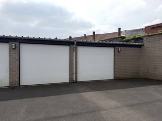 Deze ruime dubbele garagebox is gelegen in een afgesloten garagecomplex met inrit via de Hoogleedsesteenweg en uitrit via de Gitsestraat.De garage...