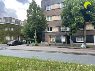 Dit instapklaar appartement, gelegen op de eerste verdieping van een residentieel gebouw ontworpen door architect Paul Smekens in 1934...