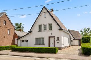 <p><span>Te renoveren woning met tal van mogelijkheden!</span></p><p><span> </span></p><p><span>Bent u op zoek naar een woning die u volledig naar eigen smaak kunt renoveren? Dan is deze uitstekend onderhouden woning zeker een bezoek waard. Gelegen op slechts enkele minuten van het centrum van Booischot en Begijnendijk, geniet u hier van een rustige ligging met alle voorzieningen binnen handbereik. Het treinstation bevindt zich op wandelafstand, zonder dat u hiervan hinder ondervindt.</span></p><p><span> </span></p><p><span>Indeling</span></p><p><span>Bij het betreden van de woning komt u terecht in de inkomhal, die toegang biedt tot de gezellige leefruimte. Aansluitend bevindt zich de keuken, gevolgd door een overdekte veranda waar u het hele jaar door van het buitengevoel kunt genieten. Verder beschikt de woning over een inpandige garage, ideaal voor het veilig stallen van uw wagen of als extra bergruimte.</span></p><p><span>Op de eerste verdieping bevinden zich twee volwaardige slaapkamers, een praktische berging en een badkamer.</span></p><p><span>De zolderverdieping biedt bovendien heel wat extra mogelijkheden. </span></p><p><span>Mits de nodige inrichting kan deze worden omgevormd tot twee bijkomende slaapkamers. </span></p><p><span>De woning beschikt dus over een aanzienlijk uitbreidingspotentieel.</span></p><p><span> </span></p><p><span>Buiten</span></p><p><span>Ook buiten heeft deze woning heel wat te bieden. De verzorgde tuin is onderhoudsvriendelijk aangelegd en beschikt over een zeer praktisch bijgebouw, ideaal als extra bergruimte, hobbyruimte of man cave.</span></p><p><span> </span></p><p><span>Bent u op zoek naar een woning met veel potentieel op een uitstekende locatie? </span></p><p><span>Neem dan vandaag nog contact met ons op voor een bezoek.</span></p><p><span>📞 0467 00 67 79<br />📧 <span>info@eraetsvastgoed.be</span></span></p><p><span> </span></p>