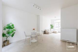 Deze <strong>volledig gerenoveerde</strong> woning met <strong>drie ruime slaapkamers</strong> is gelegen op fietsafstand van het Gentse stadcentrum (2,5km).<br /><br />Via de inkomhal, voorzien van een gastentoilet en toegang tot de ruime kelder, komt u in de <strong>lichtrijke leefruimte </strong>met eetplaats en een volledig voorziene keuken. Via de grote raampartijen is er toegang tot de <strong>gezellige stadstuin</strong>, die via een handig achterdeurtje aansluit op het Fluweelpark. <br />Op de eerste verdieping bevinden zich een ruime slaapkamer en een <strong>stijlvolle badkamer </strong>met ligbad, douche en dubbele wastafel. De tweede verdieping biedt plaats aan nog twee volwaardige, ruime slaapkamers.<br /><br />Deze instapklare woning wordt gekenmerkt door haar <strong>aangename lichtinval</strong>, ruimtelijk gevoel en <strong>hoogwaardige afwerking</strong>. Ook de centrale ligging vormt een extra troef, gemakkelijk bereikbaar zowel met de fiets als met de wagen.<br /><br />Interesse in deze knap gerenoveerde, leuke woning? <strong>Contacteer Gijs</strong> via het contactformulier of <strong>gijs@convas.be</strong>