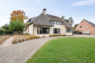 Energiezuinige villa met 5 slaapkamers, 2 badkamers, binnenzwembad en ingerichte kelderverdieping op 2090m²Ontdek deze verrassend ruime villa met een...