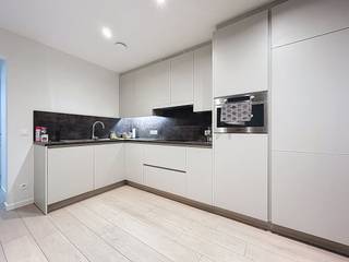 Het appartement op de eerste verdieping beschikt over de volgende indeling: inkomhal, 2 slaapkamers, toilet, badkamer, woonkamer met open keuken, berging en terras.Eerste verdieping:- inkomhal (ca. 4m²)- toilet voorzien van handenwasser en ingemaakte kast- slaapkamer 1 (ca. 13m²) op parketvloer- slaapkamer 2 (ca. 12m²) op parketvloer- badkamer (ca. 5m²) voorzien van dubbele lavabo en inloopdouche- keuken voorzien van inductie kookplaat, dampkap, dubbele gootsteen, afwasmachine, oven, koelkast en vriezer- berging (ca. 4m²) voorzien van aansluiting wasmachine- woonkamer (ca. 30m²) met toegang tot het terrasBijzonderheden:- terras (ca. 23m²)- overdekte autostaanplaats- buitenberging- lift aanwezig- gordijnen voorzien- gemeenschappelijke kosten €75 per maand- beschikbaar vanaf 15/01/2026(ver-)Kopen of (ver-)huren in regio Wuustwezel, Brecht of Brasschaat?Met vragen kan u altijd bij ons terecht!Dewaele vastgoed met advies.