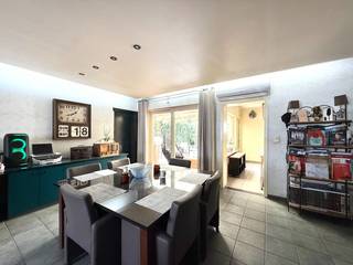 Op een boogscheut van het bruisende centrum van Wevelgem bevindt zich deze charmante en ruime gezinswoning. Deze woning combineert comfort, functionaliteit en een gezellige sfeer – ideaal voor gezinnen die op zoek zijn naar hun nieuwe thuis, omvattende o.a.:<br /><br />- Inkom<br />- Ruime leefruimte<br />- Open keuken<br />- Grote leefveranda<br />- Gezellige tuin waar het heerlijk vertoeven is<br />- Overdekte zithoek geniet je er het hele jaar door van, ongeacht het weer<br />- Grote garage, handig voor je wagen, fietsen of extra opslagruimte.<br /><br />De woning beschikt over 4 volwaardige slaapkamers, ideaal voor een groter gezin of om extra ruimte te voorzien voor een bureau, hobbykamer of logeerkamer. De badkamer is uitgerust met zowel een ligbad als een douche, zodat je naar eigen wens kan ontspannen of snel opfrissen.<br /><br />Bovendien is de woning uitgerust met 9 zonnepanelen, wat bijdraagt aan een lagere energiefactuur én een duurzame levensstijl. Blanco elektriciteitskeuring. EPC 295kWh/m² - Label C - UC 3674989. P-en G-score: D. Bevindt zich niet in een risicozone voor overstromingen. Grondopp. ca 237m², bewoonbare opp. ca 170m².<br /><br />Gelegen op wandelafstand van het centrum van Wevelgem<br />Ben je op zoek naar een comfortabele en energiezuinige woning met alle ruimte voor je gezin? Maak dan snel een afspraak voor een bezoek en ontdek zelf het potentieel van deze topper!<br /><br />