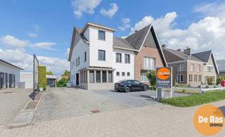 <strong>AALST – Woning met uitstekende commerciële ligging en tal van mogelijk</strong><br /><br />Op een zeer centrale ligging in Aalst vindt u deze statige en ruime woning met een bewoonbare oppervlakte van 334m², gelegen op een perceel van 4a86ca. Dankzij de combinatie van karaktervolle elementen en recente vernieuwingen biedt dit pand een ideale thuis voor wie ruimte, comfort en bereikbaarheid belangrijk vindt.<br /><br />Bij het betreden van de woning komt u terecht in een ruime inkomhal met gastentoilet en een prachtige massieve trap naar de bovenverdieping. Vanuit deze hal heeft u toegang tot een praktische bureauruimte aan de achterzijde, of tot de gezellige woonkamer met massieve parketvloer en houtkachel. Aansluitend bevindt zich de volledig geïnstalleerde keuken.<br />Op de eerste verdieping zijn er drie slaapkamers, waarvan één met eigen terras, een badkamer en een apart toilet.<br /><br />De woning is bovendien volledig onderkelderd. Deze kelder is toegankelijk zowel via de woning (vaste trap) als via de buitenzijde met twee garagepoorten. Bruikbaar als garage en extra stockageplaats.<br />In 2013 werd het dak volledig vernieuwd en geïsoleerd, en kreeg een hedendaagse uitstraling dankzij kaleien en stijlvolle houtafwerking. Verwarming gebeurt momenteel op stookolie, en enkel enkele kleine aanpassingen aan de elektriciteit zijn nog nodig om het volledig conform te maken.<br /><br />Aan de voorzijde van de woning zijn aangelegde parkeerplaatsen voorzien. Achteraan geniet u van een verhard terras. Let op: de loods die zich achteraan bevindt, maakt geen deel uit van de verkoop.<br /><br />Kortom, bent u opzoek naar een woning die ruime woonoppervlakte met een centrale ligging? Aarzel dan niet en maak snel uw afspraak: 053/60.65.60<br /><br />De vermelde prijs is een richtprijs. Na ontvangst van de biedingen zal de verkoper beslissen of hij/zij de eigendom verkoopt aan het beste bod. De richtprijs is aldus niet bindend voor de verkoper. Voor meer info kunt u ons contacteren of het reglement raadplegen op onze website.