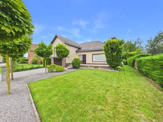 <p><span>Op een landelijke ligging tussen Herk-de-Stad en Hasselt, vinden we in Berbroek deze splitlevel woning terug.</span></p><p><span>Verschillende horeca, supermarkten, klein handel, scholen, … liggen allemaal op fietsafstand. </span></p><p><span>Diverse wandel- en fietsroutes in de omgeving zorgen voor een waaier aan ontspanningsmogelijkheden. </span></p><p><span> </span></p><p><span>De woning werd gebouwd begin jaren ’70 en steeds zeer goed onderhouden. </span></p><p><span>Ze beschikt over een kruipkelder waardoor toekomstige renovaties een stuk gemakkelijker zullen zijn. </span></p><p><span> </span></p><p><span>Op straatniveau beschikt de woning over een ruime inpandige garage met achtergelegen wasplaats/strijkkamer. Hier vinden we ook een apart toilet terug. </span></p><p><span>De centrale inkomhal op de tussenverdieping geeft ons toegang tot de keuken en de leefruimte. Hier werd het zitgedeelte aan de voorzijde ondergebracht en de eetkamer achteraan. De keuken is uitgerust met de nodige toestellen en beschikt over voldoende opbergruimte. Van hieruit is er toegang tot het terras. </span></p><p><span>Op de bovenverdieping vinden we twee grote slaapkamers, een kinderkamer en een uitgeruste badkamer terug. </span></p><p><span>De zolder is bereikbaar via een vaste trap en biedt nog eventuele uitbreidingsmogelijkheden. </span></p><p><span> </span></p><p><span>Dankzij de zuidwestelijke oriëntatie geniet men in de tuin tot laat in de dag van de zon.</span></p><p><span>Er werd een extra terrasje voorzien en een handig tuinhuis. </span></p><p><span> </span></p><p><span>Er is een mogelijkheid om het achtergelegen perceel bos, van ongeveer 32are, mee aan te kopen voor een meerprijs. </span></p><p><span> </span></p><p><span>Pluspunten:</span></p><p><span>- zeer rustige ligging</span></p><p><span>- kortbij de centra</span></p><p><span>- volledig onderkelderd</span></p><p><span> </span></p><p><span>De vermelde bewoonbare oppervlakte is de netto-oppervlakte van de woning met uitzondering van de zolder en bijgebouwen.</span></p>