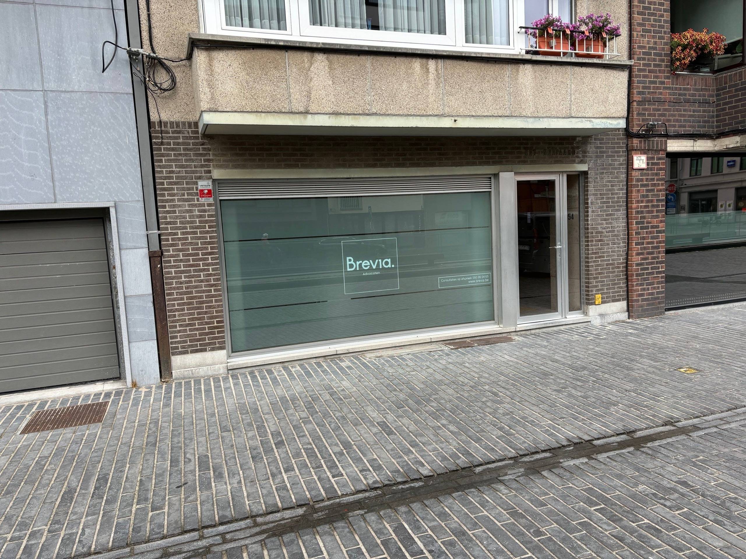 Commercieel pand te koop in de Koninginnelaan te Oostende. - foto 1