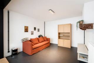 <p>Dit modern en goed ontworpen appartement in Antwerpen biedt een ideale woonplek voor gezinnen of professionals. Met een totale oppervlakte van 73 vierkante meter bewoonbare ruimte en 83 vierkante meter totale oppervlakte, maakt dit appartement efficiënt gebruik van elke vierkante centimeter.</p><p>Het appartement beschikt over twee slaapkamers, perfect voor een groeiend gezin of als kantoorruimte. De slaapkamers ontvangen natuurlijk licht via grote ramen en zijn voorzien van warmte. De eerste slaapkamer is ruim en voorzien van moderne voorzieningen, terwijl de tweede slaapkamer ideaal is voor gasten of als werkruimte.</p><p>De badkamer is volledig gerenoveerd met moderne tegels, een douchecabine en een wastafel met spiegelkast. Het design combineert functionaliteit met esthetiek en luxe.</p><p>De open woonkeuken is het hart van het appartement, met een moderne keuken voorzien van witte kasten en houten werkblad. De woonruimte is zeer ruim en licht dankzij grote ramen die uitkomen op een gezellig terras. Dit terras is ideaal voor ontspanning en biedt toegang tot buitenlucht.</p><p>Het appartement benut zwarte accenten en houten elementen die een aantrekkelijk contrast creëren. De afwerking is van hoge kwaliteit met moderne verlichting en nutsvoorzieningen.</p><p>De ligging in Antwerpen biedt uitstekende verbindingen naar voorzieningen, winkels en openbaar vervoer. Dit appartement is een perfecte keuze voor wie op zoek is naar comfort en moderne leefstijl in het hart van de stad. Dit pand bestaat uit 13 appartementen en 3 ateliers waarvan reeds 60 procent is verkocht! </p><p>Rechtstreeks van eigenaar te koop.<br />0456 83 87 68</p>