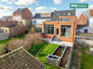 Zéér kwalitatieve en verrassend ruime woning te koop met 5 slaapkamers, zuidgerichte tuin en inpandige garage in Sint-Jan! De ligging vlakbij de...