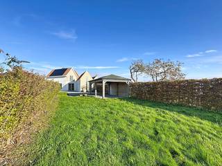 Op een perceel van 1.061m² vinden we deze alleenstaande woning te huur. De woning is gelegen in Knokke-Heist vlakbij winkels, openbaar vervoer en...