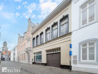 Deze eigendom is gelegen op wandelafstand van diverse winkels, openbaar vervoer, scholen en diverse sport- en recreatiemogelijkheden. De woning...