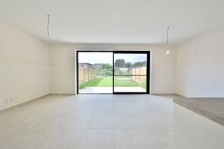 <p><span>Op zoek naar een recente nieuwbouwwoning waar hedendaags wooncomfort, energiezuinigheid en een aangename ligging samenkomen? In een rustige en residentiële omgeving in Schriek bevindt zich deze stijlvolle ééngezinswoning, recent opgetrokken volgens de huidige normen en uitgerust met moderne technieken. Dankzij de ruime indeling, vier slaapkamers, twee badkamers, inpandige garage en aangename tuin vormt deze woning een ideale thuis voor wie ruimte en comfort weet te waarderen.</span></p><p><span>Bij het betreden van de woning komt u binnen in een centrale inkomhal die als verbindingsas doorloopt richting de leefruimte. Vanuit deze hal heeft u toegang tot het gastentoilet, de inpandige garage, een praktische berging en de afzonderlijke technische ruimte. Verderop opent de woning zich naar de lichtrijke leefruimte met open keuken, die samen het centrale hart van de woning vormen. De keuken is volledig uitgerust met de nodige toestellen en sluit mooi aan bij de eet- en zithoek. Grote raampartijen zorgen voor een aangename natuurlijke lichtinval en creëren een mooie verbinding met de tuin.</span></p><p><span>De inpandige garage vormt daarbij een bijkomende praktische troef. U parkeert uw wagen comfortabel in de woning en beschikt tegelijkertijd over extra ruimte voor fietsen, materiaal of stockage.</span></p><p><span>Op de eerste verdieping geeft de nachthal toegang tot maar liefst vier volwaardige slaapkamers. Hierdoor leent de woning zich uitstekend voor een gezin, maar is er eveneens voldoende ruimte voor de inrichting van een thuisbureau, hobby- of logeerkamer. De badkamer is ingericht met een ligbad en badkamermeubel, terwijl de afzonderlijke douchekamer beschikt over een inloopdouche en een tweede badkamermeubel. Een apart toilet op deze verdieping maakt het geheel compleet.</span></p><p><span>Ook buiten wordt de woning mooi en compleet afgewerkt. De privatieve tuin beschikt over een aangename terraszone en zal volledig worden omheind, zodat u hier volop van de nodige privacy kunt genieten. Daarnaast is reeds een plateau voorzien waarop, indien gewenst, optioneel een tuinhuis kan worden geplaatst om het geheel volledig af te werken.</span></p><p><span>Ook op energetisch vlak is deze recente woning helemaal klaar voor de toekomst. De woning werd geïsoleerd volgens de huidige normen en is uitgerust met vloerverwarming in combinatie met een warmtepomp. Zonnepanelen dragen verder bij aan een energiezuinig verbruik. Daarnaast is er een regenwaterput voorzien, waarmee ook op het vlak van watergebruik wordt ingezet op hedendaags en duurzaam wooncomfort.</span></p><p><span>De rustige ligging in Schriek vormt daarbij een bijkomende troef. U woont hier aangenaam en residentieel, terwijl het centrum van Schriek en de nodige winkels, scholen en andere dagelijkse voorzieningen vlot bereikbaar zijn. Ook omliggende gemeenten en belangrijke verbindingswegen zijn makkelijk te bereiken, waardoor rustig wonen hier hand in hand gaat met een goede bereikbaarheid.</span></p><p><span>Deze woning combineert energiezuinig wonen, een bijzonder ruime indeling en hedendaags comfort met een rustige ligging in Schriek. Kom samen deze woning met ons ontdekken. Contacteer Dupont Vastgoed via 015/15 15 15 voor meer informatie of een bezoek ter plaatse.</span></p>