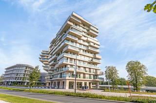 <p>Appartement met ruim terras en prachtig zicht gelegen in residentie Waterfront in Waregem.</p>
<p>Inkom met apart toilet - woonkamer met open ingerichte keuken - één slaapkamer - badkamer met inloopdouche, badkamermeubel met lavabo en handdoekdroger - Berging - Groot terras van 19m2 met prachtig uitzicht op de stadion en de vijvers</p>
<p>Troeven</p>
<ul><li>volledig geschilderd</li><li>gelegen op wandelafstand van winkels en Markt</li><li>Vlotte verbinding naar E17 en station van Waregem</li></ul>
<p><strong>Wenst U een bezoek te brengen aan dit prachtige éénslaapkamer appartement, aarzel dan niet om contact met ons op te nemen!</strong> </p>