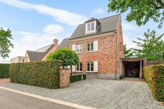<p><span>Deze ruime villa is gelegen op een rustige, kindvriendelijke locatie vlakbij het centrum van Hoogstraten met alle voorzieningen en scholen op wandelafstand. Dankzij een grote bewoonbare oppervlakte is deze woning geschikt voor grotere gezinnen of een combinatie van wonen en werken. </span></p><p><span> </span></p><p><span>Indeling</span></p><p><span>U betreedt de villa middels de centrale inkomhal met gastentoilet en trap naar de verdieping. Toegang tot een bureelruimte aan de voorzijde van de woning. Eveneens vanuit de inkomhal toegang tot de ruime woonkamer met zitgedeelte voorzien van een haardvuur en aansluitend de eetkamer met zicht op de tuin voorzien van grote raamdeuren naar het terras. De ruime leefkeuken staat in verbinding met zowel de eetkamer als de living en heeft ook toegang tot het deels overdekt terras. De keuken is goed uitgerust met een royaal kook / werkeiland. Vanuit de keuken ook toegang tot de bijkeuken met wasplaats en zij-inkom. </span></p><p><span> </span></p><p><span>1e Verdieping</span></p><p><span>De nachthal met separaat nachttoilet geeft u toegang tot de hoofdslaapkamer bestaande uit een slaapkamer, een inloopdressing en een eigen badkamer voorzien van ligbad, douche en lavabo. Bergruimte, ruime slaapkamer aan de voorzijde van de woning, een tweede badkamer en een zeer ruime derde slaapkamer met hoog plafond en diverse ingemaakte kasten. </span></p><p><span> </span></p><p><span>2e Verdieping</span></p><p><span>Middels een vaste trap bereikt u de verrassend ruime zolderverdieping welke ook als slaapkamer of hobbyruimte kan worden aangewend.</span></p><p><span> </span></p><p><span>Tuin en buitenruimtes</span></p><p><span>De villa beschikt over een aangename tuin met veel privacy en ruime terrassen waaronder een overdekt terras. De oprit biedt ruimte aan meerdere auto's, tevens is er een praktische carport aanwezig. Aan de voorzijde van de woning bevindt zich een bijkomende oprit met twee parkeerplaatsen.</span></p><p><span> </span></p><p><span>Bijzonderheden</span></p><p><span>De woning werd gebouwd anno 2004 en verkeert in een goede staat van algemeen onderhoud. CV installatie op aardgas (vernieuwd in 2020), goed geïsoleerd met een EPC B-label! Alle slaapkamers zijn voorzien van airconditioning, de woning is tevens voorzien van een alarmsysteem (vernieuwd in 2023).</span></p><p><span> </span></p><p><span>Meer informatie via ons kantoor </span></p>
