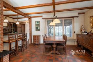 <p><span>Te renoveren woning (165 m²) met 2 slaapkamers, tuin (100 m²) en 2 garageboxen in Hoevenen</span></p><p><span>In de Kerkstraat in Hoevenen is deze halfopen bebouwing gunstig gelegen. Winkels, supermarkten, scholen en andere dagelijkse voorzieningen zijn vlot bereikbaar. Ook het openbaar vervoer en de belangrijkste verbindingswegen bevinden zich in de nabije omgeving, waardoor je geniet van een goede bereikbaarheid richting Antwerpen en de omliggende gemeenten.</span></p><p><span>De woning is toe aan renovatie, maar biedt dankzij haar gunstige indeling en solide basis heel wat potentieel om er een eigentijdse thuis van te maken. Recent is er wel reeds een verwarmingsketel geïnstalleerd. Met een EPC-label E geldt er een renovatieverplichting. Een bijzondere extra troef zijn de 2 garageboxen achter de woning, die inbegrepen zijn in de aankoopprijs.</span></p><p><span>Via de inkom- en traphal betreed je de woning. Op het gelijkvloers bevindt zich de woonkamer met aangrenzende keuken, samen goed voor een oppervlakte van 40 m². De ruimtes genieten van  een aangename hoeveelheid natuurlijke lichtinval en bieden tal van mogelijkheden voor een nieuwe inrichting. Verder vind je achteraan een praktische berging/werkplaats van 16 m², een apart toilet en een veranda van 10 m² die uitgeeft op de noord-gerichte tuin van 100 m².</span></p><p><span>Op de eerste verdieping bevinden zich 2 ruime slaapkamers van elk 17 m² en een badkamer van 8 m². Via een vaste trap bereik je de zolderverdieping van 25 m², die een waaier aan invulmogelijkheden biedt. Tot slot beschikt de woning over een kelder.</span></p><p><span>Ben je op zoek naar een woning met ruimte, een tuin en vooral veel mogelijkheden om jouw eigen woonideeën te realiseren? Dan is dit renovatieproject in Hoevenen zeker het ontdekken waard!</span></p><p><span>Bewoonbare opp. 165 m² ref.: bruto vloeropp. EPC E. Voor meer info of een gratis schatting surf naar </span><span><span>www.hansimmo.be</span></span></p><p><span> </span></p>