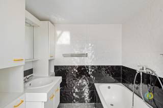 Located in the heart of Vilvoorde, this characterful home is currently arranged for mixed use, but lends itself perfectly to be converted into...