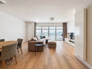 Dit ruime en aangename appartement is uitstekend gelegen in een rustige zijstraat van de Lippenslaan, op wandelafstand van het centrum, winkels en horecazaken. Gelegen in een recent gebouw, biedt het appartement een mooie combinatie van ruimte, comfort en een praktische indeling.<br /><br />Bij het betreden van het appartement komt u in de inkomhal met vestiaire en een afzonderlijk gastentoilet. De ruime leefruimte sluit aan op de volledig uitgeruste keuken, die voorzien is van alle nodige comfort. Aansluitend aan de keuken bevindt zich een praktische wasplaats met voldoende plaats voor een wasmachine en droogkast.<br /><br />Het appartement beschikt over twee volwaardige slaapkamers, rustig gelegen aan de achterzijde van het gebouw. Beide slaapkamers geven rechtstreeks uit op het aangename, zuidgerichte terras. De eerste slaapkamer beschikt over een ensuite douchekamer, terwijl de tweede slaapkamer gebruik kan maken van een afzonderlijke ruime badkamer.<br /><br />Daarnaast beschikt het appartement over een privatieve kelderberging, ideaal voor het veilig opbergen van fietsen, strandmateriaal en andere persoonlijke spullen.<br /><br />Mogelijkheid tot aankoop van een autostaanplaats/garagebox in de nabije omgeving!<br />Stedenbouwkundig uittreksel en maatregelenregister in aanvraag.<br /><br />Aarzel niet om ons te contacteren voor meer info: tel.: 050 62 44 14 of via knokke@immax.be