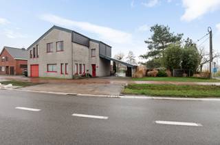Ruime open bebouwing op 2.262 m².Deze lichte en ruime open bebouwing van 282 m² combineert comfort en functionaliteit. De inkomhal met ingemaakte...