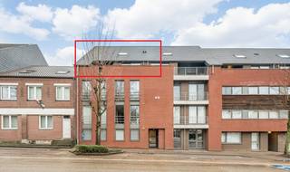Ruimte, Comfort en een Toplocatie: Welkom in dit prachtig duplex-appartement in Genk!Op een zucht van het levendige centrum van Genk, vinden we dit verrassend ruime duplex-appartement. Gebouwd in 2006 en de afgelopen jaren met zorg opgefrist, is dit een eigendom waar je direct kunt intrekken en genieten.Indeling en beleving: Bij binnenkomst via de inkomhal (voorzien van een gastentoilet) valt meteen de logische indeling op. De leefruimte is een lichtrijk geheel waar de woonkamer naadloos overgaat in de keuken. Dankzij de twee terrassen geniet je op elk moment van de dag van een streepje zon of een frisse neus. Uniek aan dit appartement is de slaapkamer op de woonverdieping, wat extra flexibiliteit biedt voor wie gelijkvloers wil slapen of een ruim thuiskantoor zoekt. De praktische berging naast de keuken zorgt voor extra stockageruimte.Via de trap bereiken we de bovenverdieping, waar de nachthal toegang geeft tot nog eens twee volwaardige slaapkamers en de badkamer. Dit maakt het appartement uitermate geschikt voor gezinnen of mensen die houden van logeerkamers en hobbyruimtes.Extra troeven:Garagebox &amp; berging: Geen parkeerzorgen in de stad; je wagen staat veilig in de bijbehorende garagebox.Instapklaar: De lichte opfriswerken van de laatste jaren zorgen voor een frisse, moderne uitstraling.Locatie: Alles wat Genk te bieden heeft — winkels, restaurants en cultuur — bevindt zich op korte wandelafstand.Kortom, een buitenkans voor wie op zoek is naar ruimte zonder in te boeten op de voordelen van het stadsleven.Bestuursmaatregelen in het maatregelenregister: nee