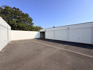 Bovengrondse gesloten garagebox in woonwijk Pinksterbloemhof in Duinbergen.