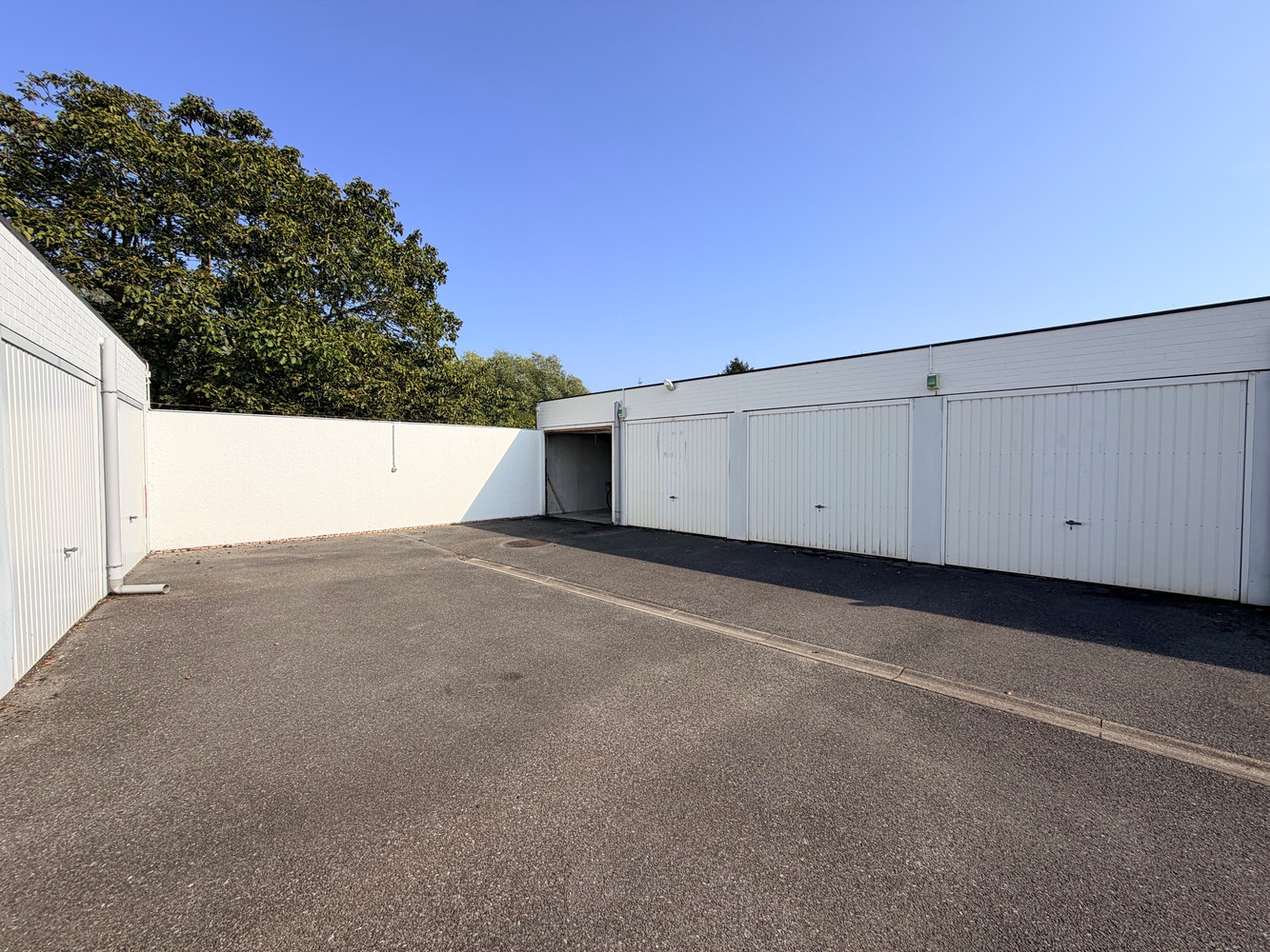 Bovengrondse gesloten garagebox in woonwijk Pinksterbloemhof in Duinbergen.