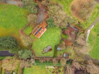 Ontdek deze charmante landelijke villa, gelegen in een rustige en groene omgeving. Via de lange oprijlaan bereikt u de woning, die meteen een gevoel van privacy en ruimte biedt.<br /><br />De villa beschikt over vier ruime slaapkamers en een lichtrijke leefruimte met een gezellige open haard, ideaal voor sfeervolle avonden. De praktische indeling en het landelijke karakter zorgen voor een warme en comfortabele woonomgeving. Ook vanuit de volledig uitgeruste keuken geniet je van een mooi zicht op tuin en vijver.<br /><br />Buiten geniet u van een Zuid-gerichte terras en zicht op de prachtig aangelegde tuin met vijver, waar rust en natuur centraal staan. <br />Daarnaast is er een dubbele garage, dewelke op vandaag dienstdoet al atelier maar ook zorgt voor voldoende parkeerruimte en extra opslag.<br /><br />Op het verdiep zijn er 4 ruime slaapkamers en 2 badkamers.<br /><br />Deze woning combineert ruimte, charme en een unieke ligging, perfect voor wie op zoek is naar landelijk wonen met alle comfort.<br /><br />Interesse? Bel Matthias op 0497/76.84.89