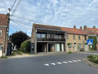 Gelegen op de eerste verdieping.De indeling is als volgt:Lichtrijke leefruimte - ingerichte keuken - 2 slaapkamers - berging - badkamer met dubbele...