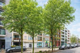 <p>Bent u op zoek naar een commerciële ruimte op een toplocatie, waar zichtbaarheid centraal staat? Dan is dit handelspand van ca. 60 m² in de Nassaustraat precies wat u zoekt.<br /><br />Dit pand combineert een unieke ligging met vlot bereikbare in- en uitvalswegen. Op wandelafstand van het levendige Eilandje, het historische stadscentrum én op slechts vijf minuten van de Antwerpse Ring, is deze locatie ideaal voor ondernemers die zichtbaarheid én bereikbaarheid willen combineren.<br /><br />De ruimte biedt tal van mogelijkheden dankzij de functionele indeling en de aanwezigheid van een keuken en sanitair. Door het open en veelzijdige karakter leent het pand zich uitstekend voor uiteenlopende invullingen, zoals een winkel, kantoor, praktijkruimte of showroom.<br /><br />De straatgerichte ligging biedt maximale visibiliteit voor uw zaak; Hier passeert dagelijks zowel voetgangers- als autoverkeer.<br /><br />Beschikbaarheid: onmiddellijk<br /><br />Interesse om dit pand te bezoeken?<br />Neem contact op met LISTED: 03 283 51 51.</p>