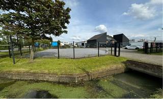 Magazijn met terrein + kantoor en woonst te koop- Topligging, zichtlocatie- ca. 1000 m2 industriegrond (verhard terrein)- 180m² kantoren- 170m²...
