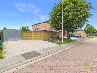 <p><span>Op een rustige verkaveling in Schakkebroek vinden we deze gezinswoning terug op een perceel van 4a 50ca. De centrale ligging tussen Herk-de-Stad, Nieuwerkerken en Hasselt maakt dat de woning zeer gemakkelijk te bereiken is. </span></p><p><span>De kleuter- en basisschool is op slechts 400m van de woning gelegen, net zoals ook een handige buurtsupermarkt. De achtergelegen wijkspeeltuin is een extra troef voor kinderen. </span></p><p><span> </span></p><p><span>In 2023 werd er een nieuwe hoogrendementsketel op aardgas geplaatst en recent werd ook een zonnepaneleninstallatie geïnstalleerd.</span></p><p><span>De elektriciteit zal nog conform gekeurd worden door de verkopers.</span></p><p><span> </span></p><p><span>Betreden doen we de woning via de inkomhal voorzien van een afgeschermde technische ruimte en een gastentoilet. Van hier is er toegang tot de leefruimte, dewelke werd opgedeeld in een eetplaats aan de voorzijde, een centraal zitgedeelte en de open keuken. De keuken is voorzien van voldoende opberg- en werkruimte alsook van alle nodige toestellen. Naast de keuken ligt de wasplaats die ook beschikt over een buitendeur naar de zijkant van de woning. Door de speelkamer bereiken we de voormalige garage die werd omgevormd tot nagelstudio. </span></p><p><span>De bovenverdieping herbergt drie slaapkamers, een aparte berging en de badkamer. De badkamer is uitgerust met een douche, toilet en meubel met dubbele lavabo. </span></p><p><span> </span></p><p><span>De omheinde tuin en het terras zijn bereikbaar via de poort aan de straatkant of via de leefruimte. De tuin werd onderhoudsvriendelijk aangelegd en beschikt over een aangenaam terras waar u quasi de hele dag kan genieten van de zon. </span></p><p><span>Rechts van de woning werd er een carport voorzien en is er nog bijkomende mogelijkheid tot het parkeren van auto’s. </span></p><p><span> </span></p><p><span>Pluspunten: </span></p><p><span>- uitoefening nagelstudio of extra bureau </span></p><p><span>- voldoende parkeerplaats </span></p><p><span>- kindvriendelijke ligging </span></p><p><span>- achtergelegen wijkspeeltuin </span></p><p><span> </span></p><p><span>De vermelde bewoonbare oppervlakte is de netto-oppervlakte van de woning.</span></p>