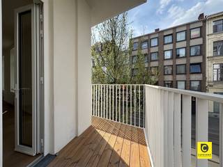 Instapklaar, gerenoveerd 2 slaapkamer appartement met terras op toplocatie in het hartje Antwerpen-Zuid!In de populaire Brederodestraat, op...