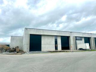 Multifunctionele NIEUWBOUW bedrijfsunit en/of atelier voor een kleine of middelgrote onderneming, gelegen in het KMO-park WILDEBEEK, op de voormalige DEKAPLY-site op de grens van Aalst en Denderleeuw. Dit bedrijvencomplex geniet een uitstekende ligging langs de E40 en is perfect zichtbaar vanop de snelweg. Er is ruimte om te ondernemen in een gebied dat er helemaal op voorzien is.<br />Voor lokale bedrijven is het dan ook de perfecte uitvalsbasis om er zich te vestigen<strong>. Dit betreft UNIT F5 (te verhuren gedeelte = rechterzijde, ca. ±195 m²) INCL. 2 VOORGELEGEN PARKEERPLAATSEN. De afgebeelde magazijnruimte wordt opgesplitst in twee gelijke units. De aangeboden unit betreft de rechterhelft van het geheel en omvat circa 195 m². Deze unit zal worden uitgerust met een lichtkoepel voor extra natuurlijke lichtinval en is voorzien van een sectionaalpoort en polybeton. </strong><br /><strong>OPLEVERING VOORZIEN door ZABRA: juli 2026. Maandelijkse huurprijs 1.480 euro exclusief BTW. Vaste kost gemeenschappelijke kost: 220 euro per maand. Voorschot 100 euro per maand voor elektriciteit en water. TOILET WORDT NOG GEPLAATST OP KOSTEN VAN DE EIGENAAR. </strong>Buiten de stad, maar toch: vlakbij centrum Aalst, centraal op de as Brussel-Gent, op 2,5 km van de oprit van de E40, op 2,3 km van de N45 met verbinding naar Ninove, grens Aalst – Denderleeuw, zichtbaar vanaf de E40, reistijd naar R0 Brussel: 22 min. reistijd naar R4 Gent: 23 min. Meer info of een bezoek? Contacteer stephanie@immodelestre.be of 0474332785.