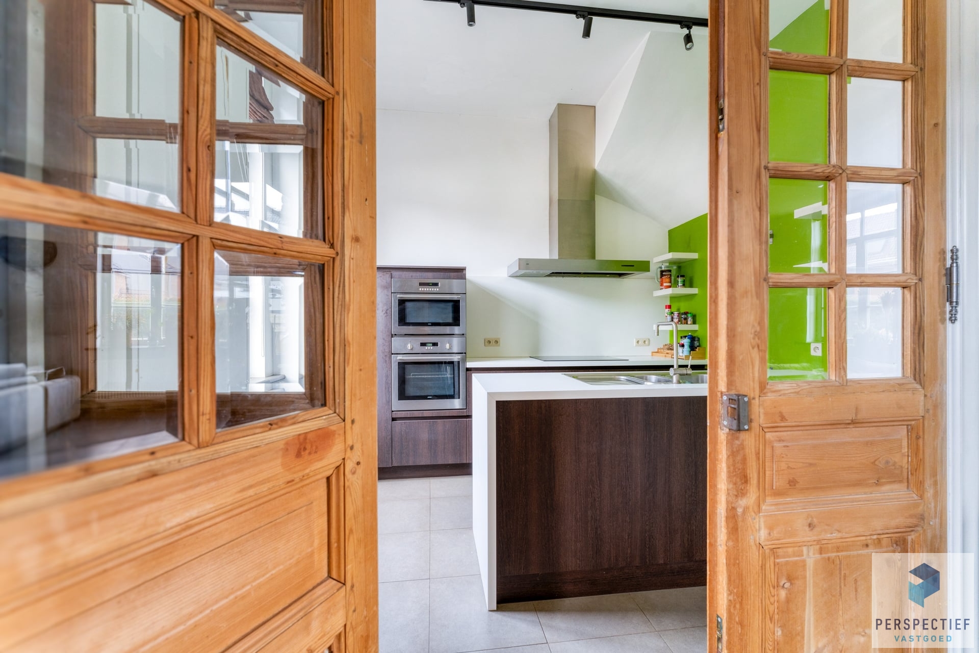 Ruime gerenoveerde woning met tuin &amp; 2 privatieve autostaanplaatsen - foto 5