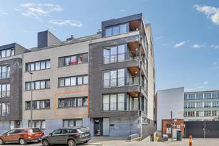 <p>Op zoek naar een<strong> energiezuinig (EPC-label A)</strong> en centraal gelegen appartement te Ninove? Dan is dit <strong>modern appartement op de eerste verdieping</strong> van een verzorgd gebouw uit <strong>2014</strong> precies wat u zoekt!</p><p>De ligging is hier de absolute troef: in de <strong>Onderwijslaan</strong>, pal in het centrum van Ninove, bevindt u zich <strong>op wandelafstand van het station, Ninia Shopping, openbaar vervoer, winkels, scholen en tal van andere voorzieningen.</strong></p><p>U komt het appartement binnen via <strong>de inkomhal </strong>en loopt zo door naar <strong>de lichtrijke woonkamer met een moderne open keuken</strong>. Verder vinden we de <strong>twee slaapkamers,</strong> <strong>een eigentijdse badkamer </strong>en <strong>een apart gastentoilet</strong>. Aansluitend aan de leefruimte bevindt zich nog <strong>het gezellig terras.</strong></p><p>Als extra pluspunt is een <strong>ondergrondse staanplaats</strong> inbegrepen in de prijs. <strong>Ook interessant als investering! </strong>Stedenbouwkundige inlichtingen in aanvraag.</p>