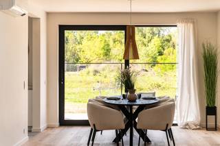 <p>Deze moderne halfopen bebouwing in De Kom in Leopoldsburg bevindt zich op een rustige ligging vlakbij de jachthaven, met aangename zichten op het water en een open, groen karakter.</p>
<p>Met een bewoonbare oppervlakte van ca. 170,36 m² beschikt de woning over een ruime en lichtrijke leefruimte met open keuken, drie volwaardige slaapkamers en een nette badkamer. Dankzij de grote raampartijen geniet u van een mooie lichtinval en een directe connectie met het terras en de tuin van 44,24 m², ideaal om in alle rust te ontspannen.</p>
<p>De woning is afgewerkt met kwalitatieve, moderne materialen en werd energiezuinig gebouwd, wat zorgt voor hedendaags comfort en een duurzaam karakter. In combinatie met de vlotte bereikbaarheid en de nabijheid van winkels, scholen en ontspanning, maakt dit deze woning bijzonder geschikt voor wie op zoek is naar instapklaar wooncomfort op een aangename locatie aan het water.</p>