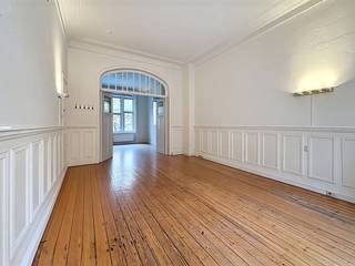 This apartment is located on the first floor of a small-scale residence on Koningin Elisabethlaan. Thanks to its excellent location near Ghent-Sint-Pieters station and various tram and bus lines, the center of Ghent is easily accessible. The neighborhood offers plenty of shops, eateries and good roads to the R4 and E40.Apartment layoutliving space - dining area - installed kitchen - bathroom The apartment is available immediately!