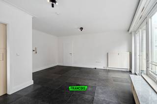 In het hart van Zottegem bevindt zich dit lichtrijke appartement op de eerste verdieping, een uitstekende opportuniteit voor zowel eigen bewoning als investering. Dankzij de centrale ligging geniet u van alle voorzieningen binnen handbereik, terwijl het station zich op slechts enkele minuten wandelen bevindt.<br /><br />Bij het betreden van het appartement komt u terecht in de aangename leefruimte met zithoek en eetplaats. De grote raampartijen zorgen voor een overvloed aan natuurlijk licht en bieden een mooi uitzicht op de Zavel. Aansluitend bevindt zich de keuken, die praktisch aansluit op de leefruimte.<br /><br />Het appartement beschikt over een ruime slaapkamer en een tweede kamer die flexibel kan worden ingericht als extra slaapkamer, bureau, dressing of hobbyruimte. Verder is er een badkamer voorzien van wastafel, douchecabine en voorzieningen voor wasmachine, alsook een afzonderlijk toilet. <br /><br />Het gebouw beschikt over een lift en hoort er een private kelderberging bij het appartement.<br /><br />Deze eigendom werd jarenlang succesvol verhuurd en staat momenteel vrij, waardoor ze zowel interessant is voor wie zelf centraal wil wonen als voor investeerders die op zoek zijn naar een rendabele vastgoedopportuniteit. Ook voor starters of wie op zoek is naar een comfortabele woonst voor later vormt dit appartement een uitstekende keuze.<br /><br />Interesse in dit appartement? Neem gerust contact met ons op voor meer informatie of een bezoek ter plaatse. Wenst u zelf uw eigendom te verkopen? Wij komen graag vrijblijvend langs voor een professionele waardebepaling.<br /><br />
