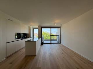<p>https://www.vercammenwoonprojecten.be/woning-te-huur/le-principal-exclusief-huuraanbod-in-diepenbeek/</p>
<p>In residentie <strong>Le Principal</strong> bieden we dit prachtig afgewerkte nieuwbouwappartement van ca. 104 m² te huur aan. Dankzij de kwalitatieve materialen, doordachte indeling, luxueuze afwerking en energiezuinige technieken geniet u hier van alle comfort in een stijlvolle woonomgeving. <span></span></p>
<p>De leefruimte sluit naadloos aan op de volledig uitgeruste open keuken, afgewerkt met een duurzaam composiet werkblad. Zowel de leefruimte als de slaapkamers zijn voorzien van een warme parketvloer, wat het appartement een tijdloze en gezellige uitstraling geeft. <br /><br />Het appartement beschikt over twee volwaardige slaapkamers, een stijlvolle badkamer, een apart toilet, een leefruimte met open keuken, een technische berging en een aangenaam overdekt terras van 10,45 m² waar u heerlijk kunt genieten van de buitenlucht.</p>
<p>Ook op vlak van comfort is alles aanwezig: airconditioning, vliegenramen, verlichtingselementen (worden nog geplaatst), zonnepanelen en warmtepomp zorgen samen voor een energiezuinig appartement met een uitstekend wooncomfort. <br /><br />Bovendien horen bij het appartement ook twee ondergrondse autostaanplaatsen en een privatieve kelderberging.</p>
<p><strong>Troeven:</strong></p>
<ul>
<li>Ca. 104 m² woonoppervlakte</li>
<li>2 ruime slaapkamers</li>
<li>Overdekt terras van 10,45 m²</li>
<li>Volledig uitgeruste keuken met composiet werkblad</li>
<li>Parketvloer in leefruimte, keuken en slaapkamers</li>
<li>Moderne badkamer</li>
<li>Airco en vliegenramen</li>
<li>Warmtepomp en zonnepanelen (E-peil 20)</li>
<li>Twee ondergrondse autostaanplaatsen</li>
<li>Privatieve kelderberging</li>
<li>Volledig instapklaar</li>
<li>Eerste bewoning</li>
</ul>
<p>Bent u op zoek naar een kwalitatief afgewerkt en energiezuinig appartement op een uitstekende locatie in Diepenbeek? Neem gerust contact met ons op voor meer informatie of een bezoek.</p>