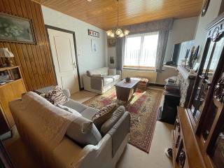 Deze karaktervolle woning in Wenduine, gebouwd in 1930, straalt authenticiteit en charme uit. Met een bewoonbare oppervlakte van 130 m² beschikt deze woning over twee ruime slaapkamers, ideaal voor wie rust en comfort waardeert. Het perceel van 145 m² omvat daarnaast een royale buitenkoer, die volop mogelijkheden biedt om buiten te ontspannen en te genieten van het frisse zeeklimaat.<br /><br />De woning beschikt over een eenvoudige badkamer en een aparte douchekamer, beide nog te renoveren naar eigen inzicht. Hierdoor heeft u de vrijheid om de ruimtes volledig aan te passen en te moderniseren volgens uw persoonlijke wensen. Ondanks de nog te renoveren staat, biedt de woning alvast een warme en uitnodigende basis.<br /><br />De ligging in Wenduine zorgt voor een aangename en rustige woonomgeving, vlakbij de kust en alle nodige voorzieningen. De ruime buitenkoer vormt een belangrijke troef en maakt dit pand ideaal voor wie houdt van privacy en buitenleven. Dit is een prachtige kans om een authentieke woning aan zee volledig naar eigen hand te zetten.