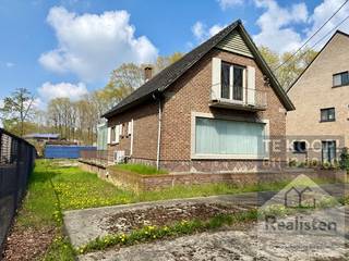 Aan de Genkersteenweg ligt dit goed bereikbare kantoorpand met parking.Volledig onderkelderd gebouw met garage en kelders, carport en parking voor ca...