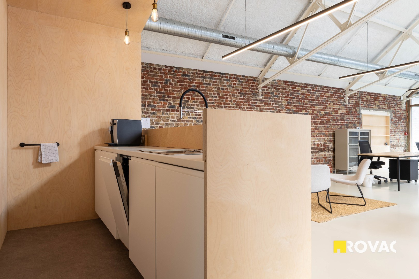 Stijlvolle en instapklare kantoorruimte met binnentuin in centrum Izegem! - foto 5