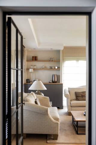 Deze karaktervolle villa in de Vlaamse Ardennen te Brakel straalt stijl en kwaliteit uit, op veel vlakken.
De ruime inkomhal (met toilet), geeft toegang tot o.a. het bureel en de leefruimte. Deze open leefruimte (met stalen deuren) baadt in het licht dankzij de grote raampartijen welke een aangenaam contact creëren tot de aangelegde terrassen en zuidwest gerichte tuin. De open leefkeuken is voorzien van alle comfort (toestellen o.a. Siemens, Miele) en geeft u ook toegang tot de terrassen en tuin. Via de bijkeuken komt u in de garage.
Het bureel op het gelijkvloers biedt niet enkel een opportuniteit voor wie een afzonderlijke praktijk/werkruimte wenst. Maar ook voor wie op het gelijkvloers een extra slaapkamer zou wensen (+ bijkomende badkamer?). Hierdoor kan alle wooncomfort op het gelijkvloers gecreëerd worden.
Op de 1e verdieping: de nachthal (+afz. toilet), drie 2 persoons-slaapkamers, dressing, en badkamer. Ook hier werd alles met oog voor detail en hoogstaande kwaliteit afgewerkt o.a. maatkasten, parket, natuursteen, verlichting Nautic, … 
Bijkomende troeven: 
- volledig instapklaar, perfect onderhouden 
- aangelegde tuin met de nodige privacy 
- elektriciteit conform
- geen overstromingsgevoelig gebied 
- deels onderkelderd 
- rustige ligging 
Interesse in bijkomende info (plannen, VGI, VIP, kadaster, extra foto’s, .. ) of een bezoek ? 
Klink dan op de button " infoaanvraag/afspraak" op deze pagina. Verkoop: Pieter Cardoen 0475 36 12 52, pieter@cornelis-goeman.be
