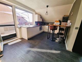 Verzorgd dakappartement gelegen te Booischot (Heist-op-den-Berg) van maar liefst 110m². Dit appartement maakt deel uit van een kleinschalig gebouw...