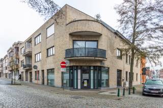 Een recent (bouwjaar 2000) en lichtrijk handels-/kantoorgelijkvloers (110m²).<br />TOP gelegen in het centrum, winkels en op wandelafstand van het station.<br /><br />Gelijkvloers: inkomhal met toilet, wachtzaal, 3 bureau’s, keuken, sanitair blok.<br /><br />Buitenschrijnwerk PVC dubbele beglazing - Individuele recente condensatieketel op aardgas<br />EPC: in aanvraag<br />Vrij bij akte.<br />Nutsvoorzieningen: individuele tellers water, gas en elektriciteit<br />Geen gemeenschappelijk lasten<br /><br />Stedenbouwkundige inlichtingen aangevraagd.